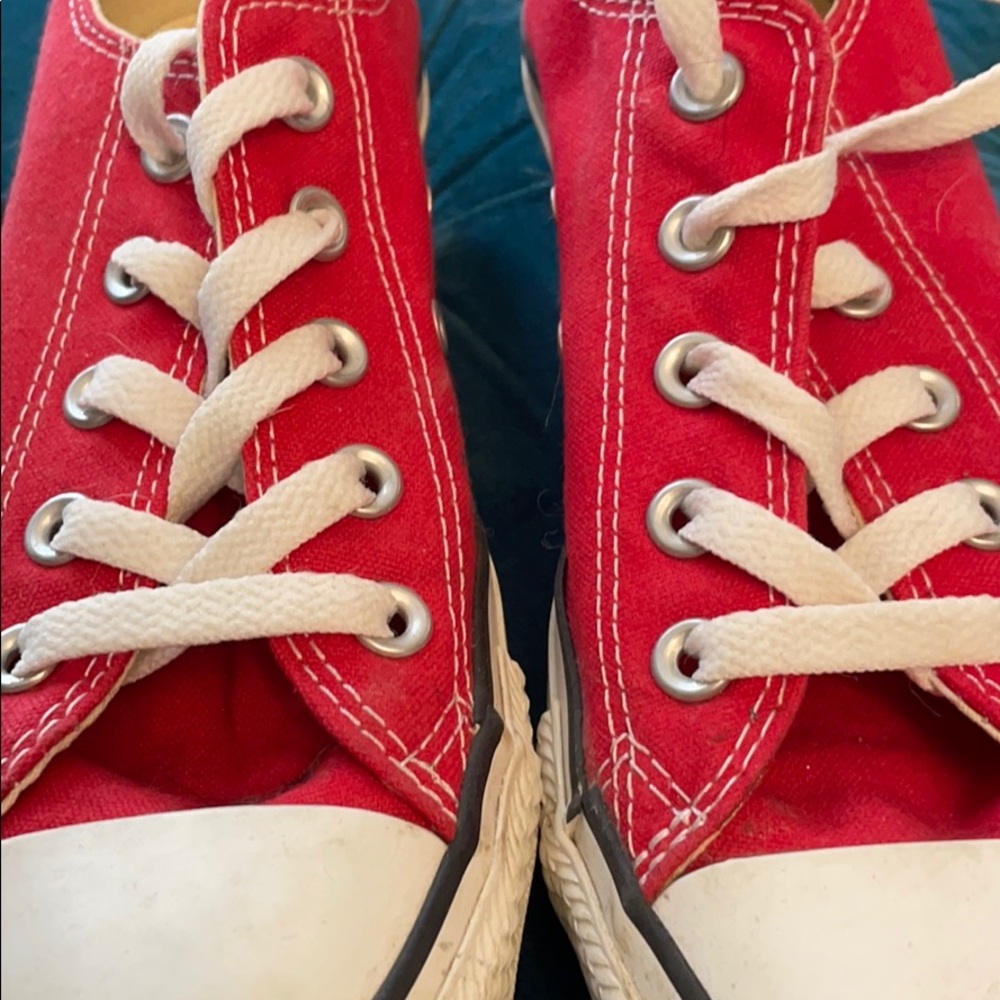 Red converse - Picture 4 of 5